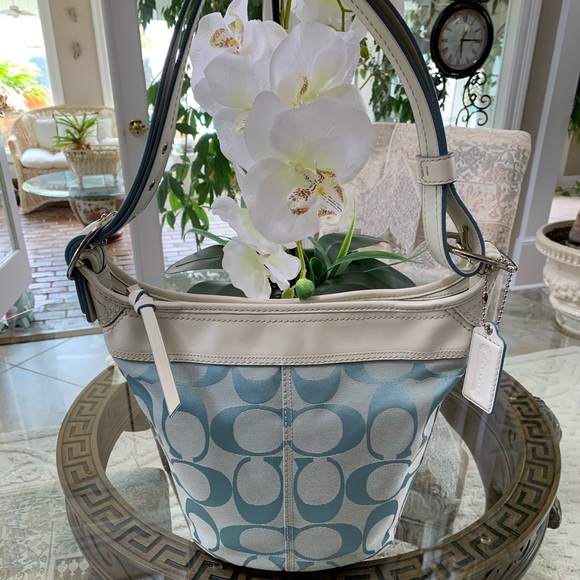 Coach Handbags - COACH HAMPTON SIGNATURE DUFFLE BAG!💙🤍